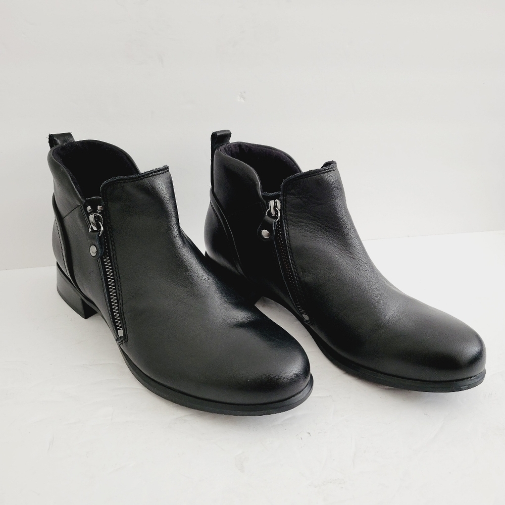 New Munro Women's Neko Boot in Black Tumbled Calf, Size 7,5